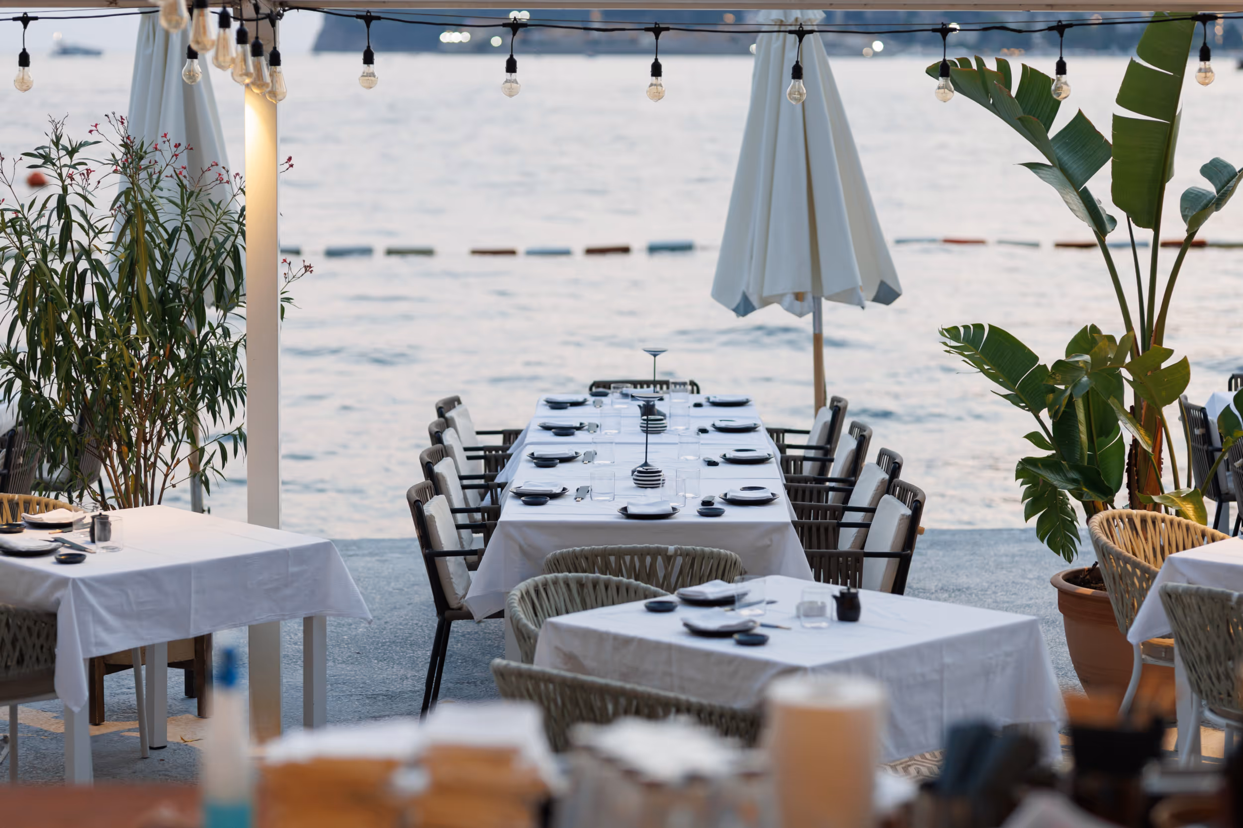 Сервировка столов для MICE-мероприятий или корпоративных праздников у моря в Rokki Maki Beach Club в Будве.